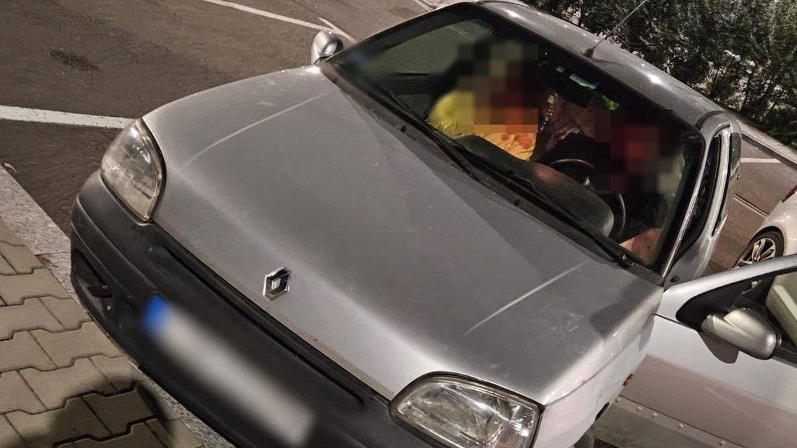 Policjant na wolnym zatrzymał pijanego kierowcę. Miał 2 promile i jechał bez prawa jazdy Policjant na wolnym zatrzymał pijanego kierowcę. Miał 2 promile i jechał bez prawa jazdy