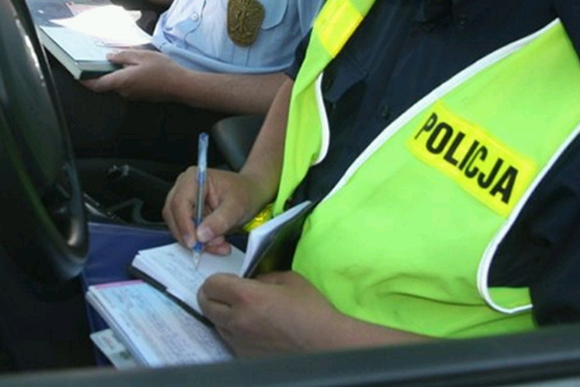 Policjant po alkoholu jechał nieoznakowanym radiowozem. Wpadł przez... kobietę