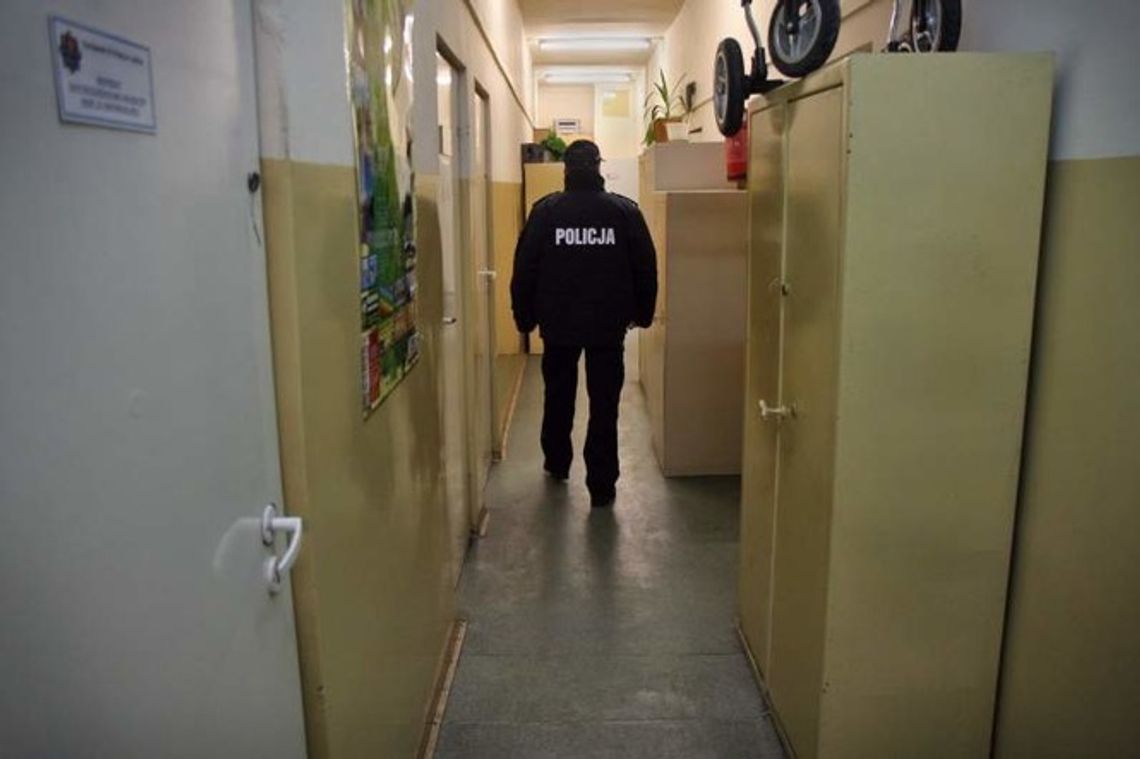 Policjant pobił nastolatka na komisariacie? "Podniósł mnie i rzucił w kąt"