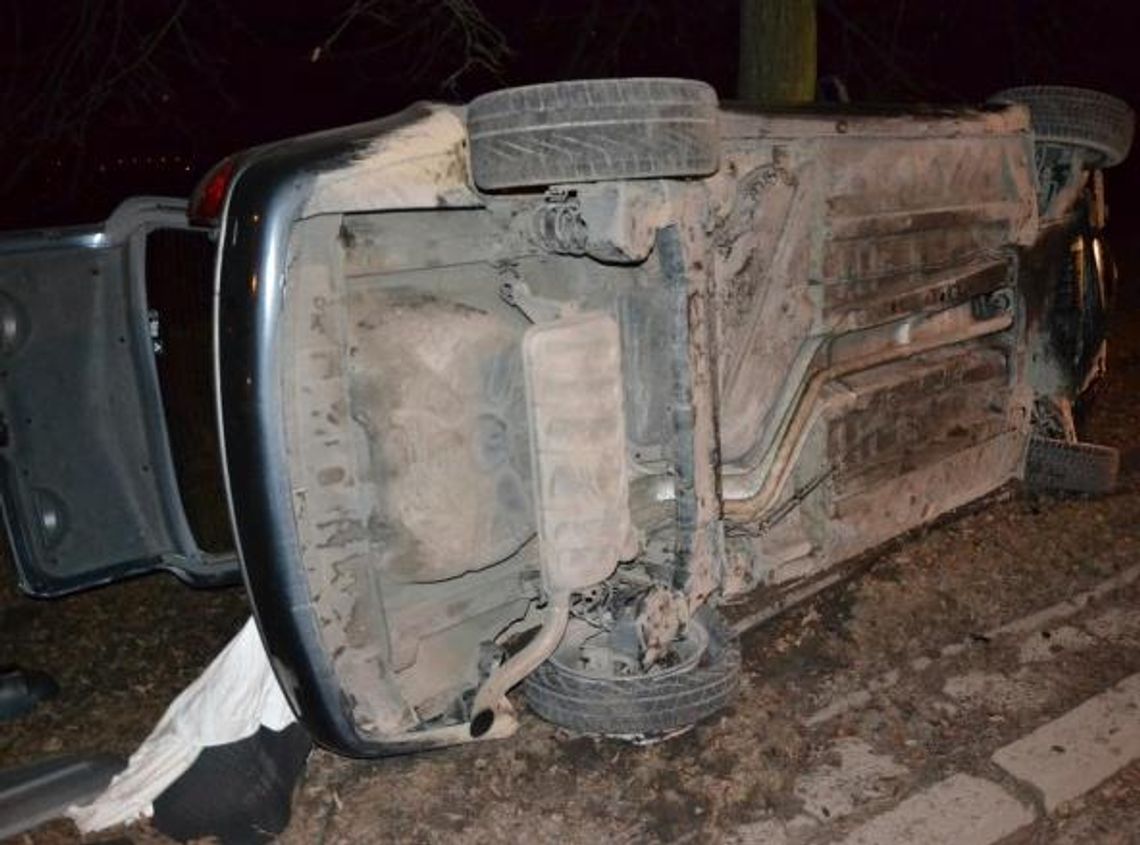 Policjant z drogówki zawieszony. Pozwolił jechać pijanej znajomej