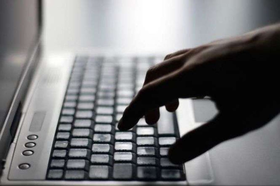 Policjant zaglądał do baz danych i przekazywał informacje detektywom. Odpowie przed sądem