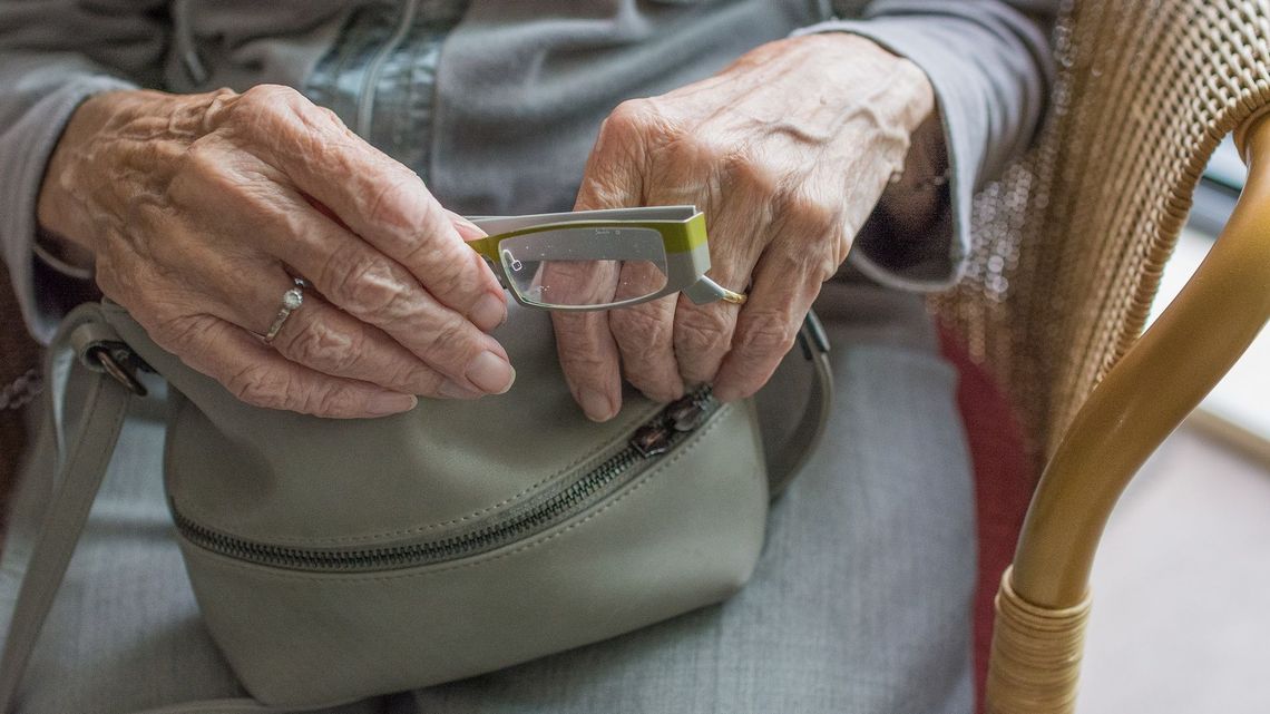 "Policjantka" przyszła po torbę. Mieszkanka Lublina oddała jej 100 tysięcy złotych