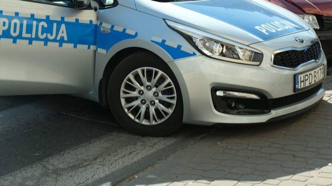 Policjantka wjechała do rowu i uderzyła w drzewo. Była pod wpływem alkoholu