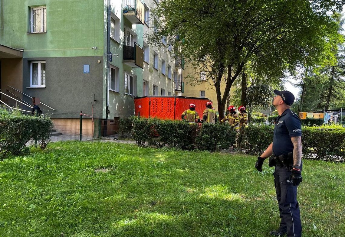 Policyjna akcja na ul. Glinianej. Ściągnęli negocjatora i strażaków