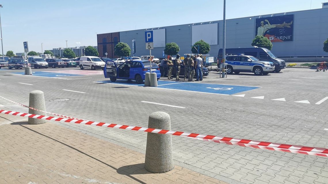 Policyjna akcja pod marketem w Lublinie. Wezwali pirotechników Policyjna akcja pod marketem w Lublinie. Wezwali pirotechników