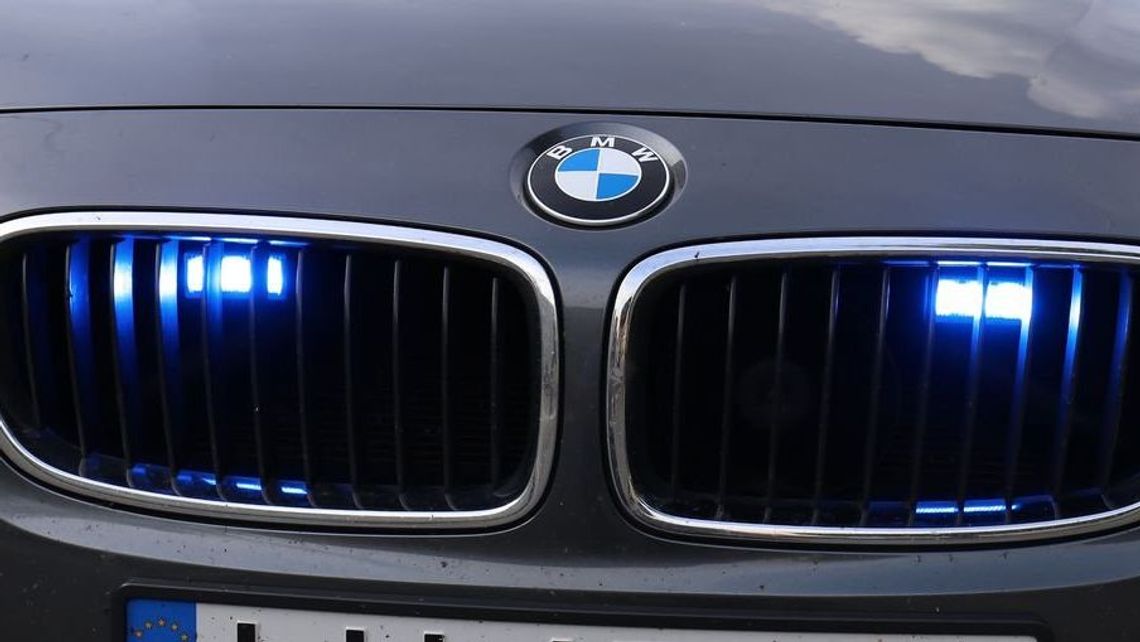 Policyjne BMW wyprzedził na podwójnej ciągłej. Pędził do szpitala