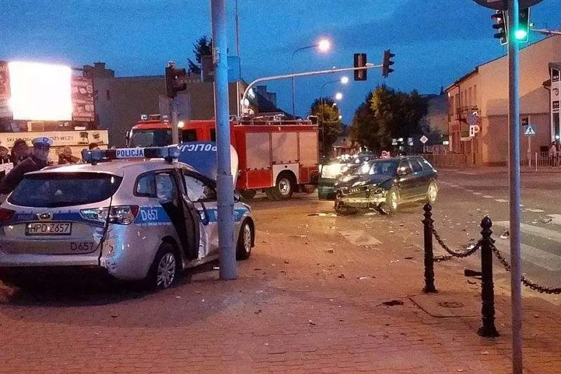 Policyjny radiowóz zderzył się z audi. Osiem osób trafiło do szpitala