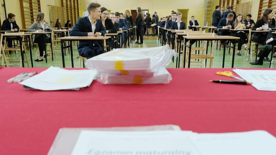 Policzyli zdających egzamin ósmoklasisty, gimnazjalny i maturę