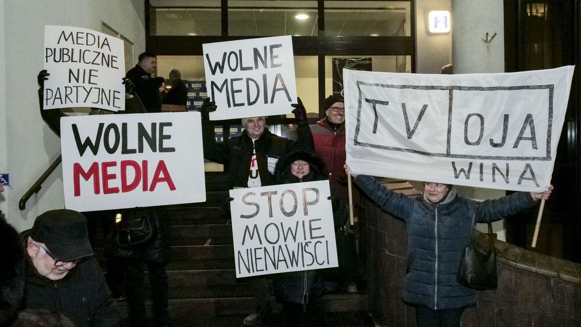 Politycy PO bojkotują TVP. Żmijan: "Słowo „szczujnia” bardzo pasuje do telewizji Jacka Kurskiego"