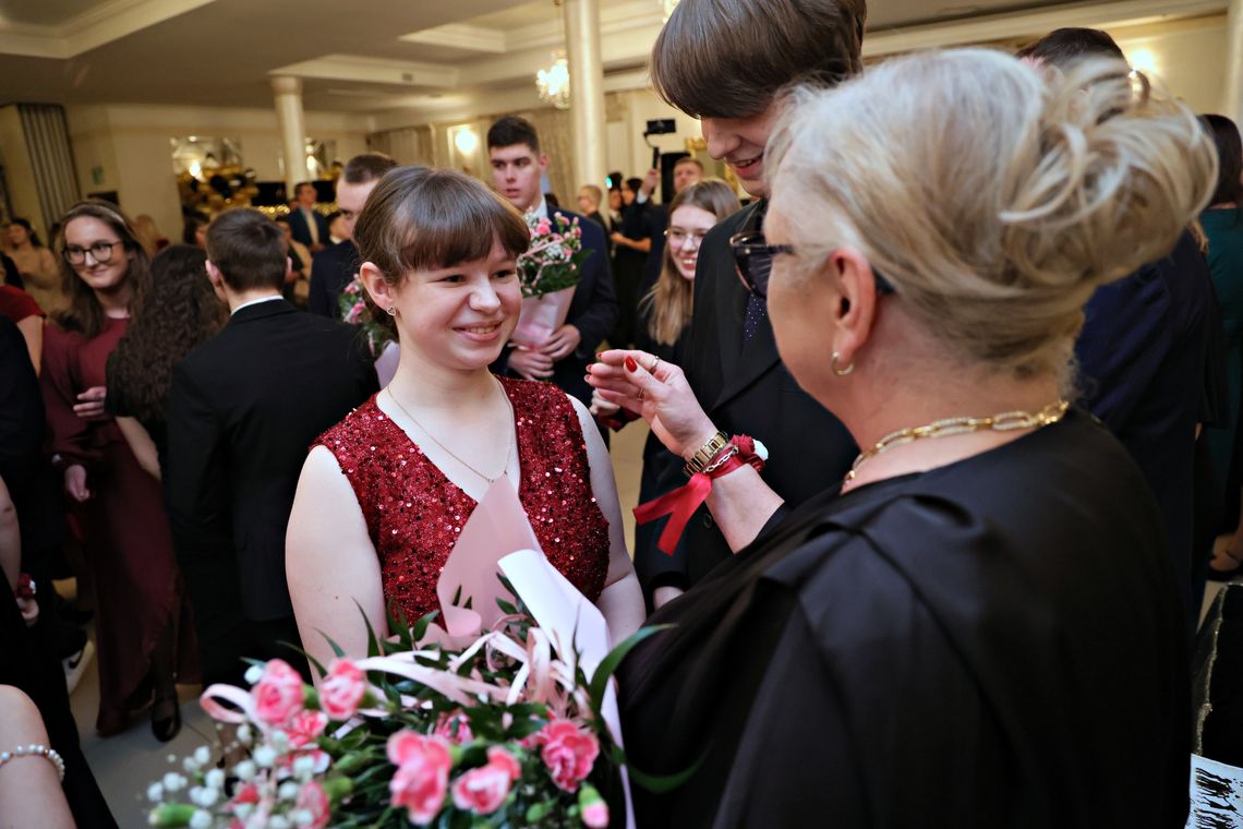 Polonez na rozpoczęcie nowego etapu. Bal ósmoklasistów SP nr 26 w Lublinie