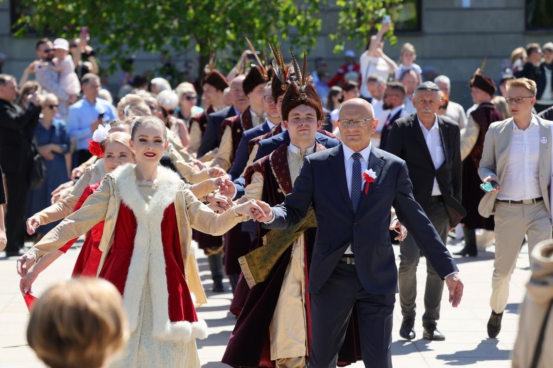 Poloneza czas zacząć! 617 par uczciło rocznicę uchwalenia Konstytucji