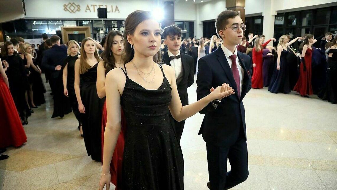 Poloneza czas zacząć. Tak bawili się uczniowie III LO w Lublinie Poloneza czas zacząć. Tak bawili się uczniowie III LO w Lublinie