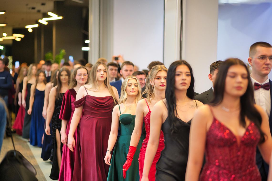 Poloneza czas zacząć. Uczniowie PSBiG bawią się do białego rana Poloneza czas zacząć. Uczniowie PSBiG bawią się do białego rana