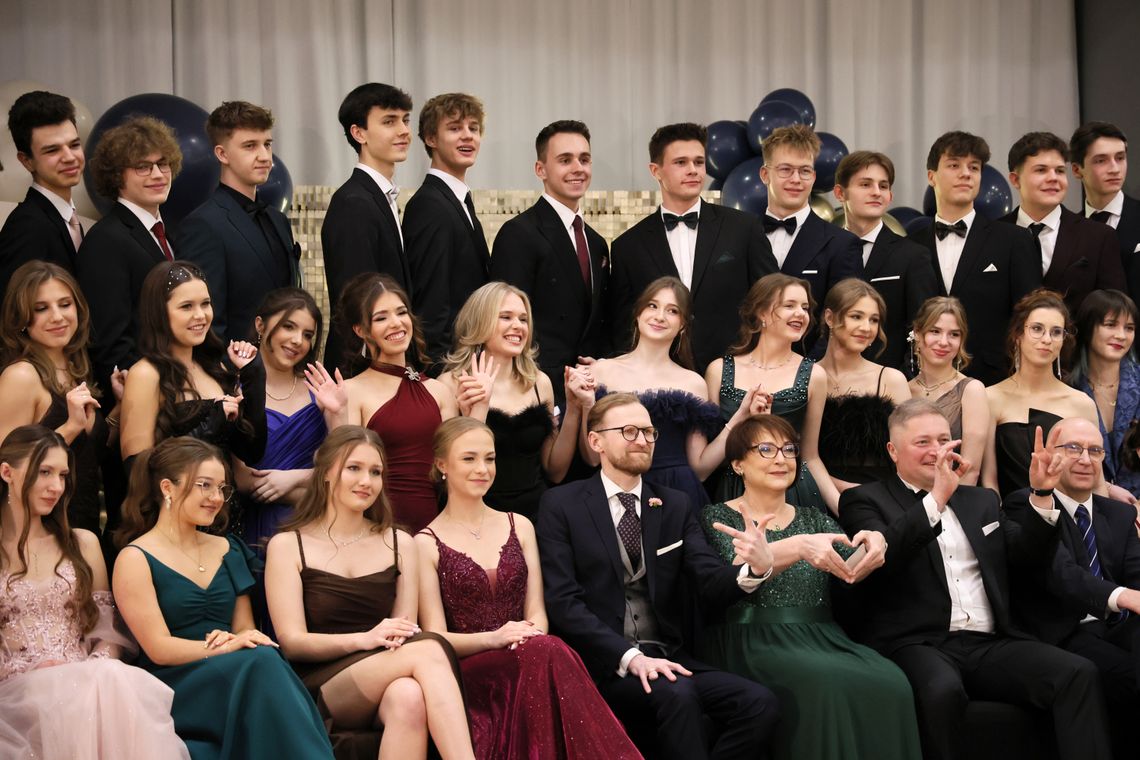 Poloneza czas zacząć. Uczniowie "Unii" bawili się do białego rana Studniówka III LO im. Unii Lubelskiej – pamiątkowe zdjęcie uczestników balu