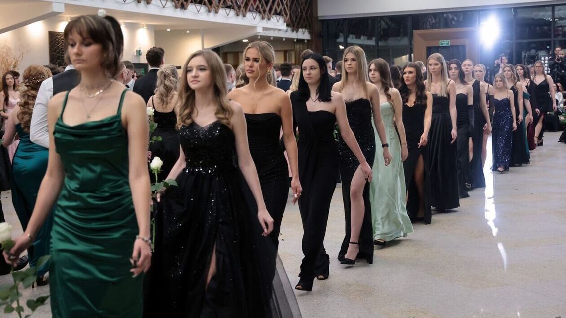 Poloneza zatańczyli dzisiaj absolwenci ZS nr 5 z ul. Elsnera w Lublinie Poloneza zatańczyli dzisiaj absolwenci ZS nr 5 z ul. Elsnera w Lublinie