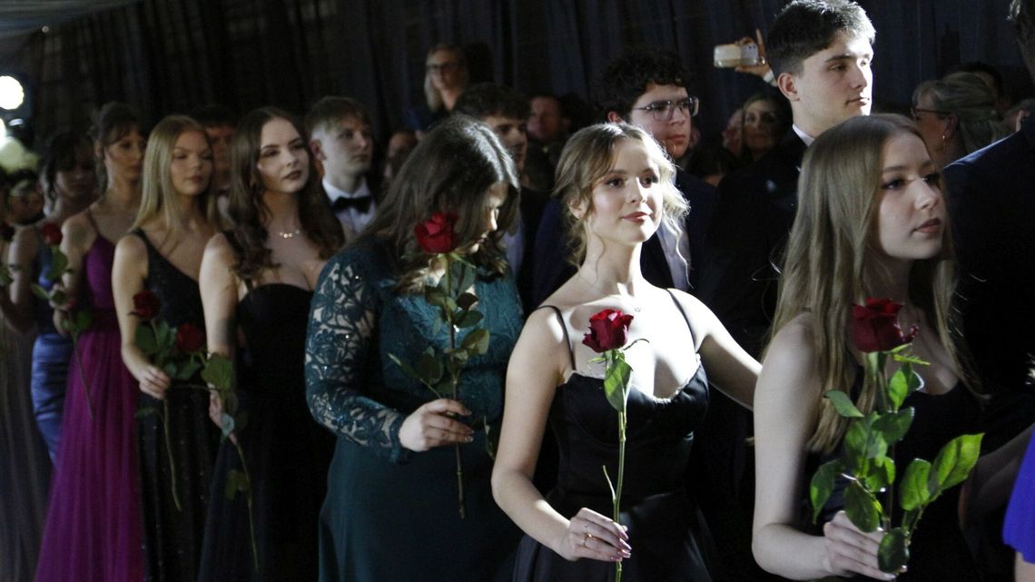 Poloneza zatańczyli w szkole - bal ZSO nr 1 im. KEN w Puławach