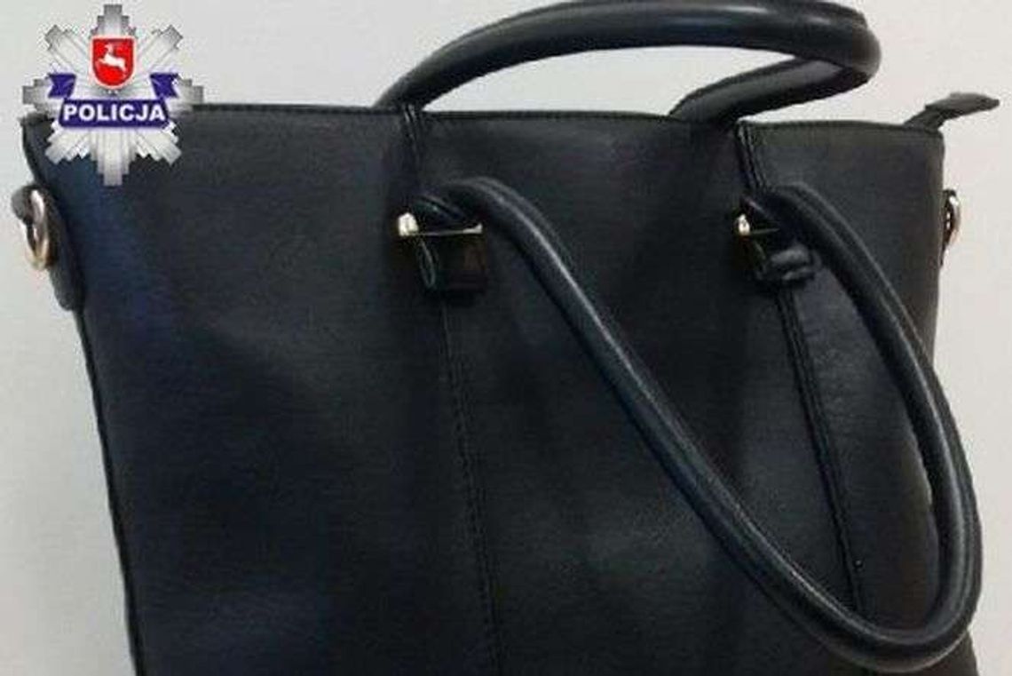 Położyła torebkę na parapecie i poszła. Miała sporo szczęścia