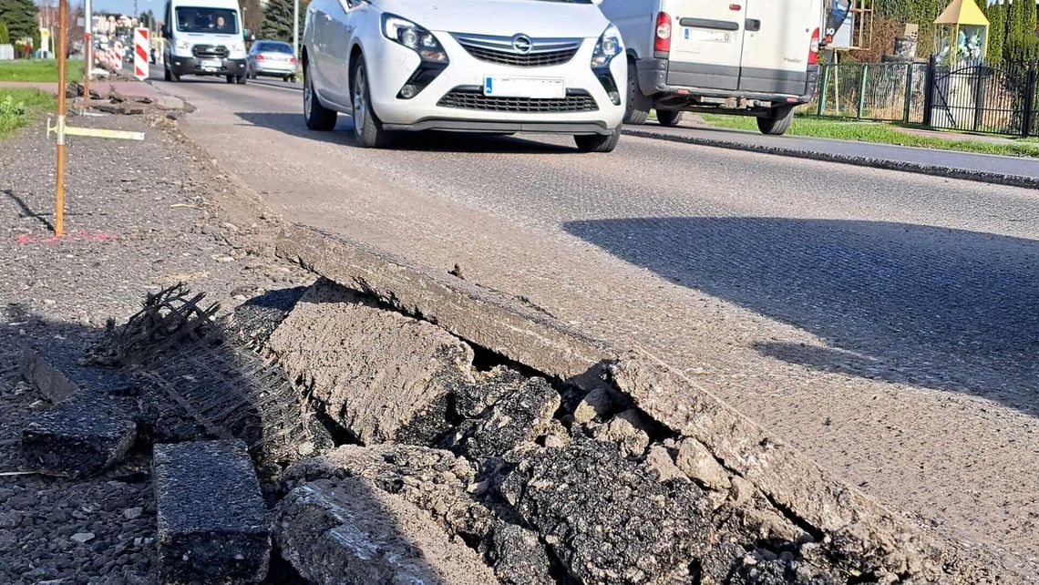 Położyli asfalt, teraz go zrywają. Ta droga miała być gotowa rok temu