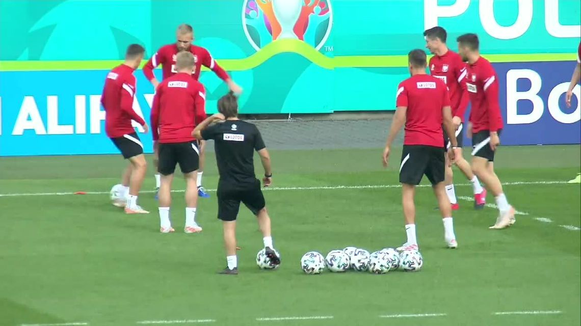 Polscy kibice tłumnie stawili się na treningu kadry i dodawali piłkarzom otuchy gromkimi brawami