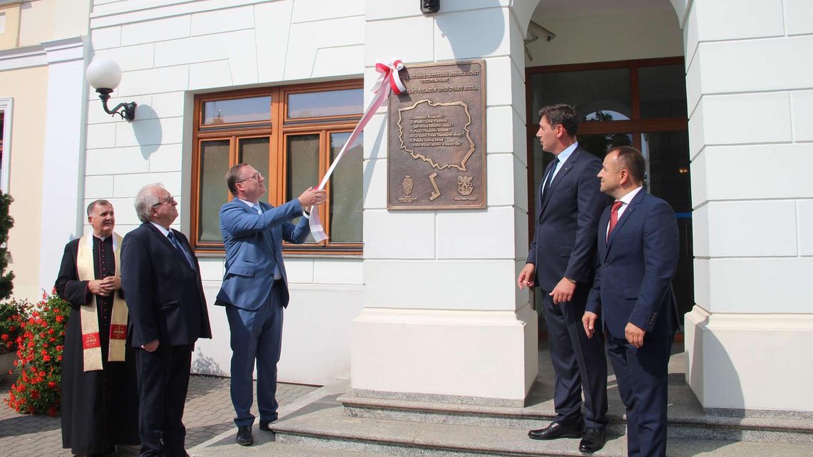 "Polska Matką naszą, nie wolno mówić o matce źle". Tablica zawisła na urzędzie miasta