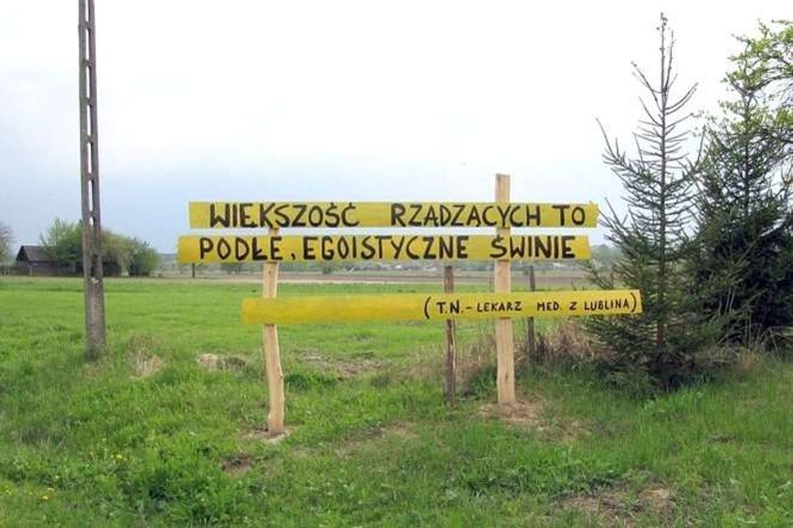 "Polski kapitalizm to kupa gnoju". Od kilkunastu lat pan Bronisław stawia hasła na posesji