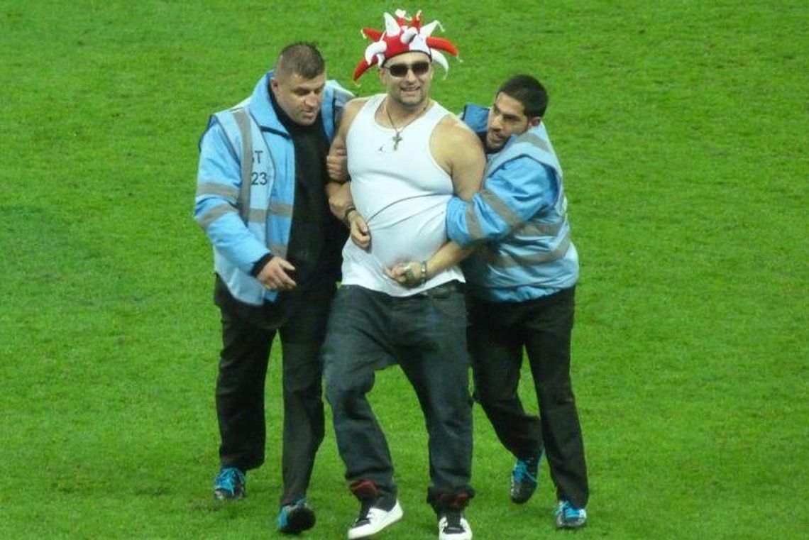 Polski kibic na murawie Wembley podczas meczu Anglia - Polska (wideo)