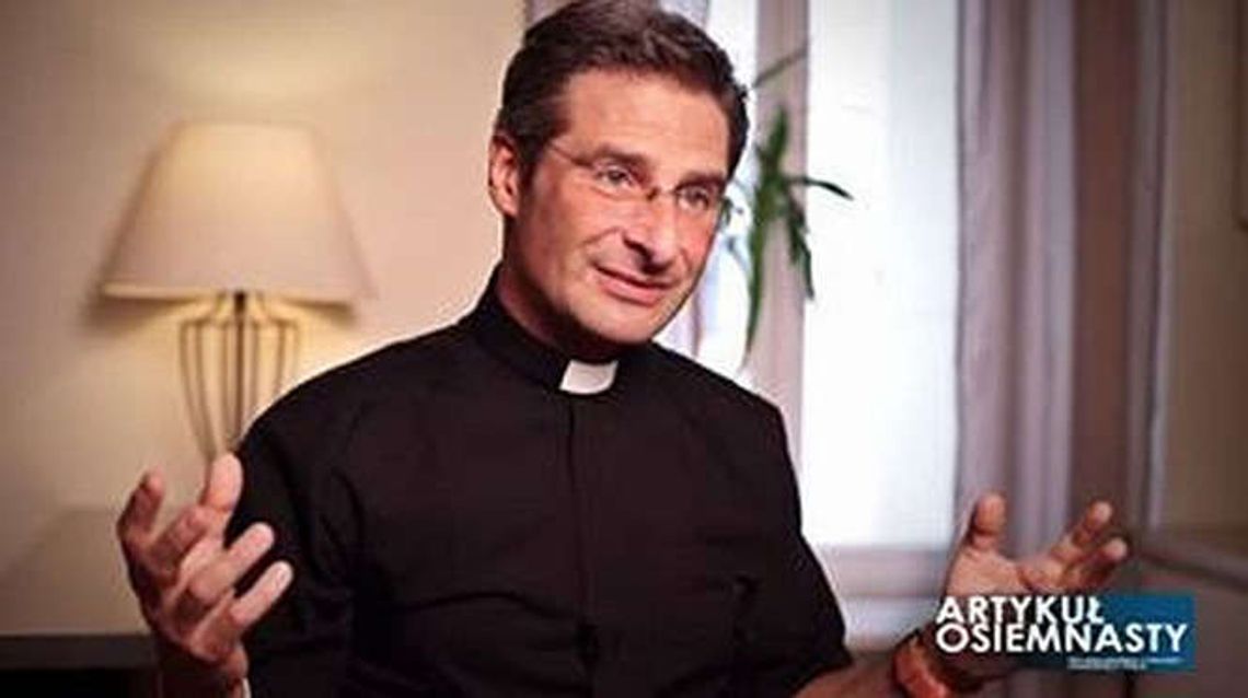 Polski ksiądz wyznał, że jest gejem. Przedsatwił publicznie partnera