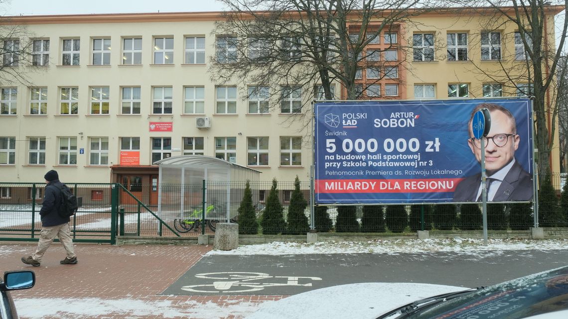 Polski Ład ma twarz wiceministra ze Świdnika. Polityk promuje się przy szkołach i nie tylko