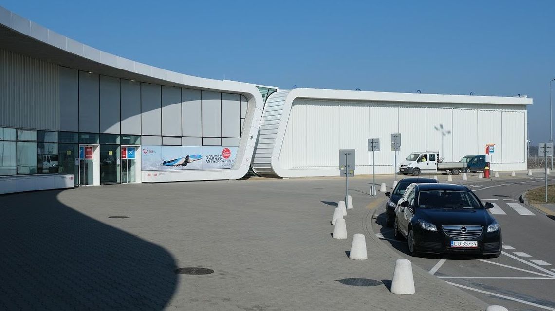 Pomachasz na pożegnanie. Terminal lubelskiego lotniska otwarty dla wszystkich Pomachasz na pożegnanie. Terminal lubelskiego lotniska otwarty dla wszystkich