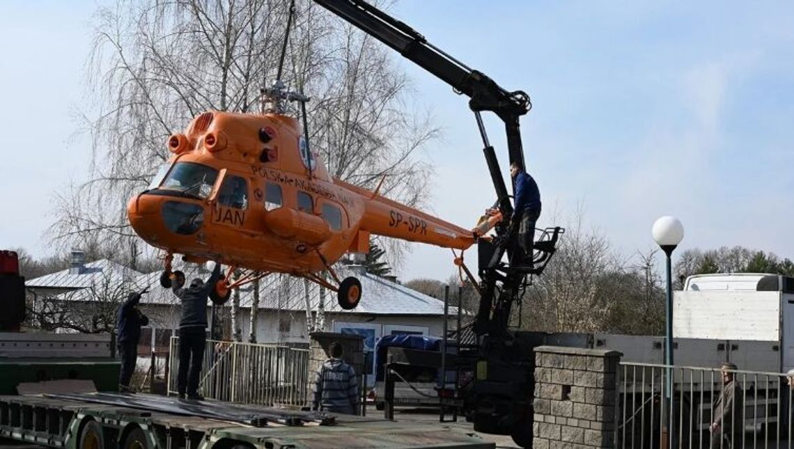 Pomarańczowy śmigłowiec stoi już przy muzeum. Wyjątkowy eksponat