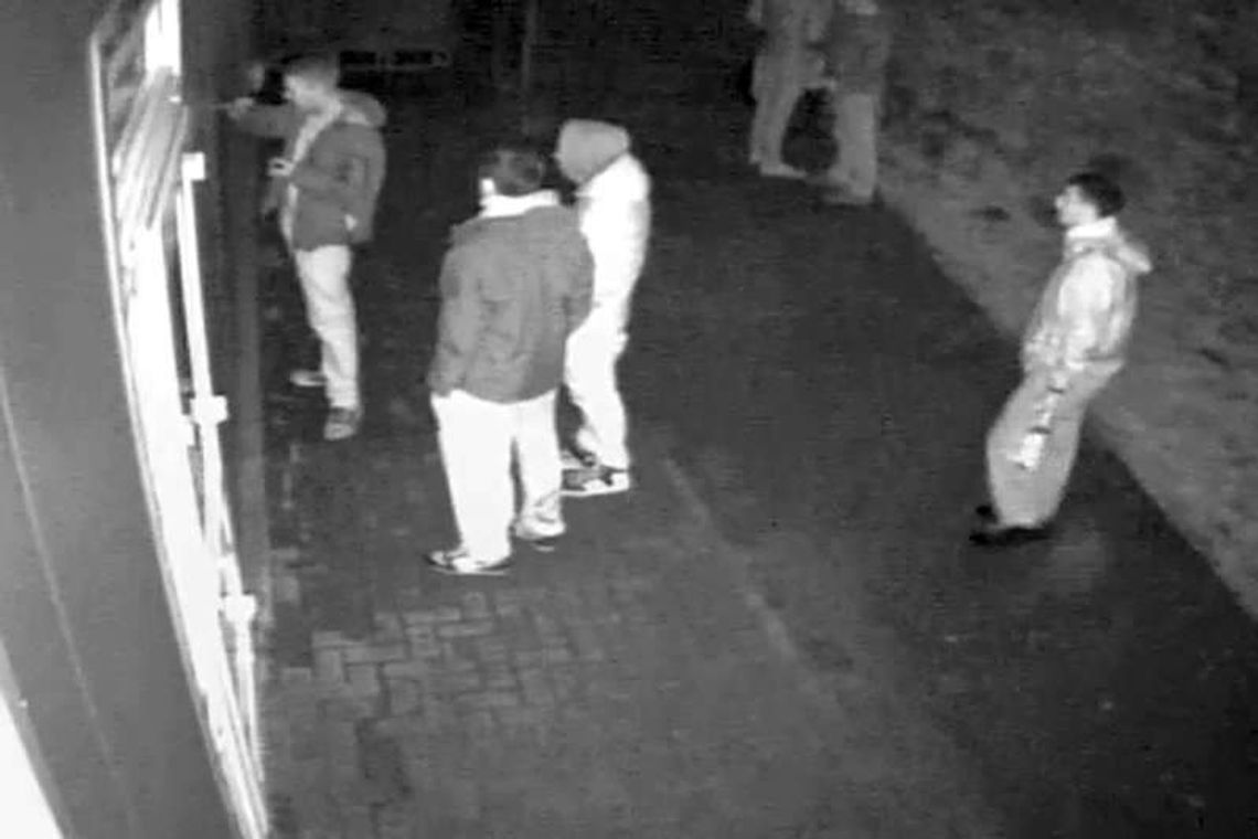 Pomazali ścianę budynku w Puławach. Nagrała ich kamera