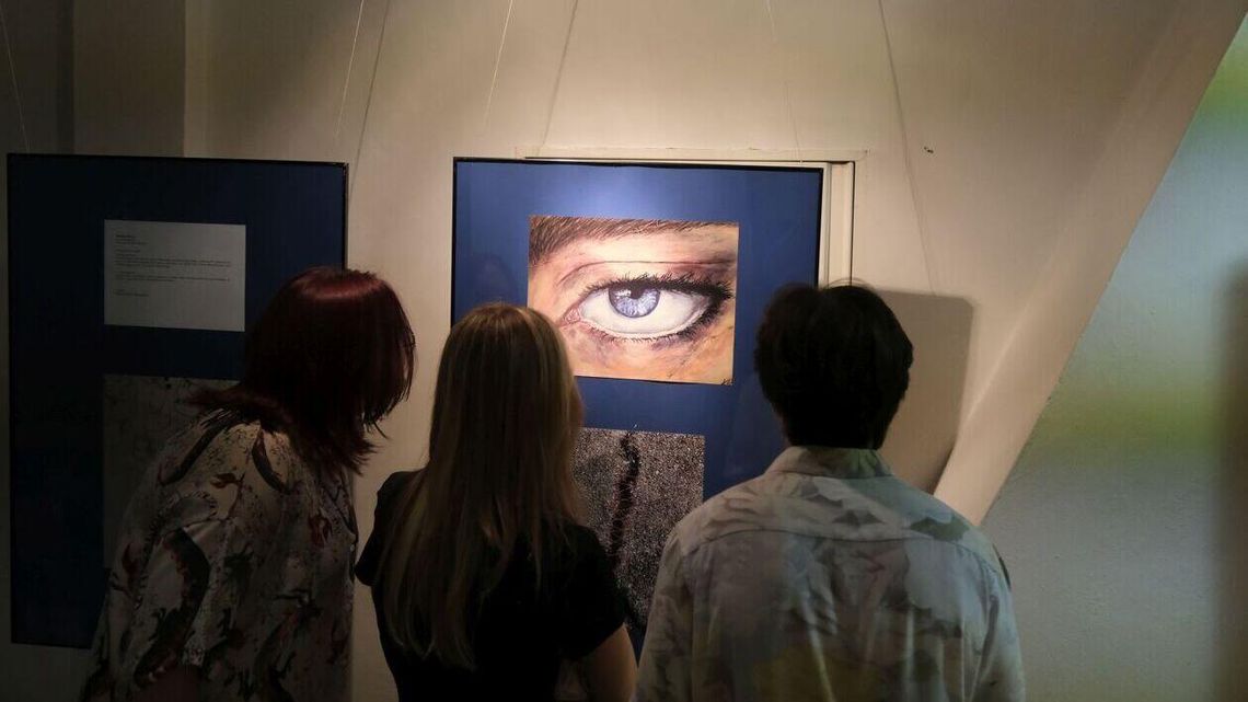 Pomiędzy barierami. Świat oczami młodych z czterech zakątków świata