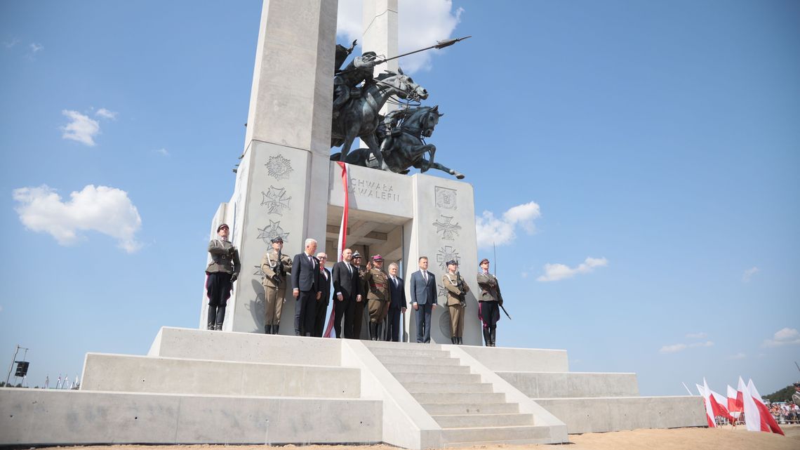 Pomnik Chwały Kawalerii i Artylerii Konnej upamiętnia zwycięską bitwę pod Komarowem. Tak wygląda