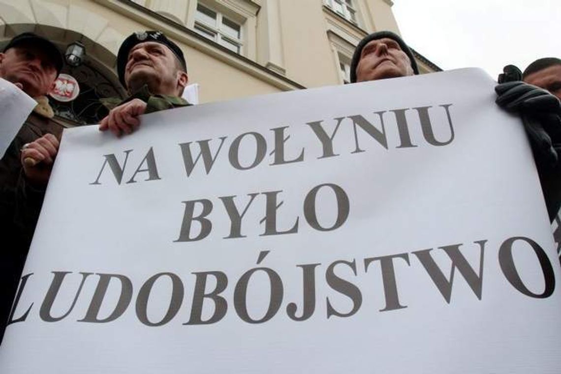 Pomnik jednak ze słowem "ludobójstwo"