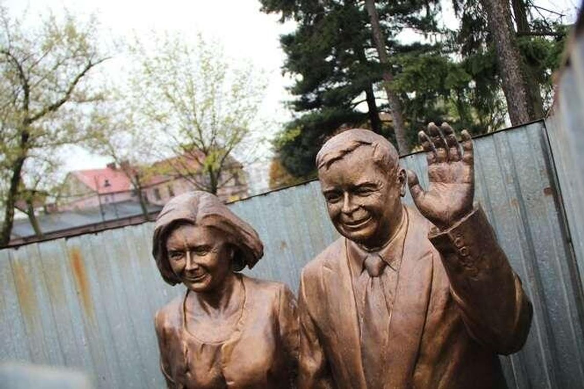 Pomnik Kaczyńskich przed otwarciem zakryty blachą. "Robi się propagandę, że ktoś chce coś dewastować"