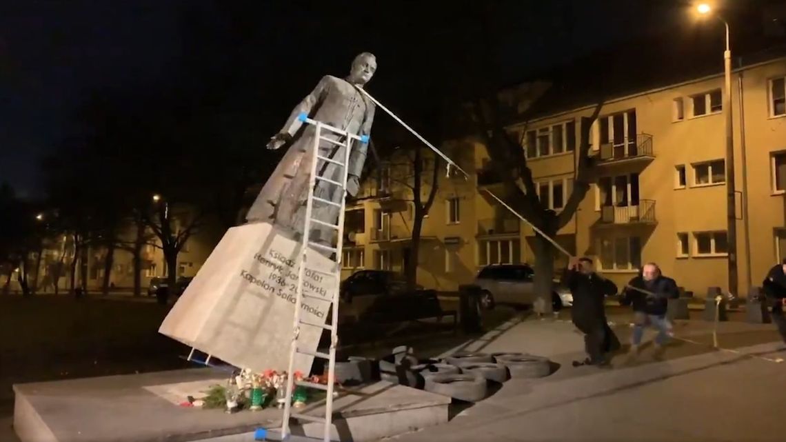 Pomnik ks. Jankowskiego w Gdańsku przewrócony. 3 osoby zatrzymane [wideo]