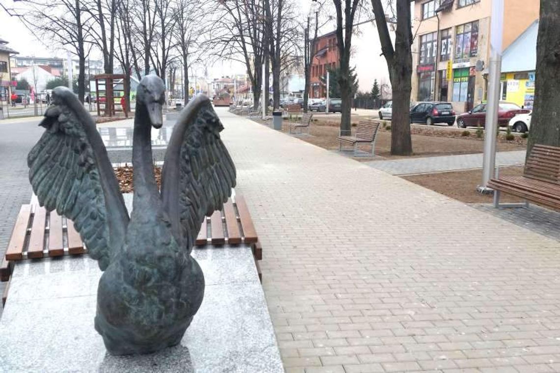 Pomnik łabędzia, przestrzeń S.O.W.A. Park Solidarności w Biłgoraju po remoncie
