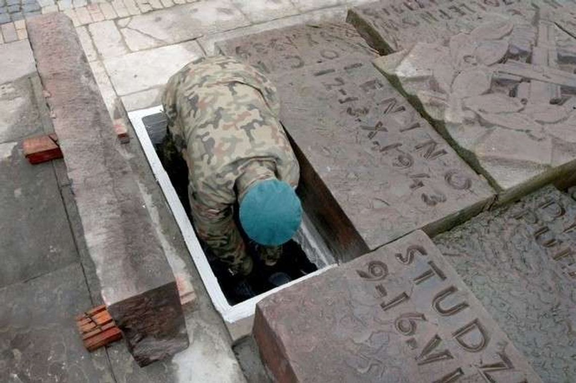 Pomnik Nieznanego Żołnierza na pl. Litewskim do wymiany. Wojewoda chce nowego