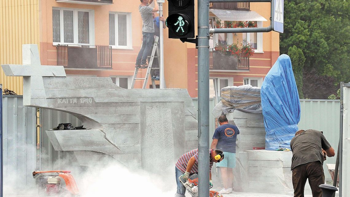 Pomnik pamięci ofiar katastrofy czy prezydenta? W niedzielę odsłonięcie monumentu Pomnik pamięci ofiar katastrofy czy prezydenta? W niedzielę odsłonięcie monumentu