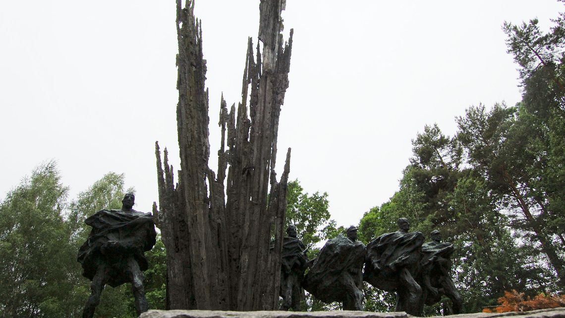 Pomnik partyzantów na Porytowym Wzgórzu zarósł pokrzywami. "Było mi wstyd" Pomnik partyzantów na Porytowym Wzgórzu zarósł pokrzywami. "Było mi wstyd"