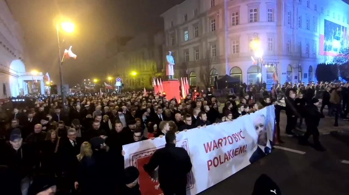 Pomnik prezydenta Lecha Kaczyńskiego odsłonięto przy Placu Piłsudskiego w Warszawie [wideo]
