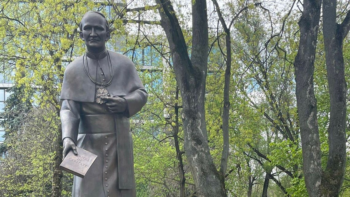 Pomnik rektora KUL wrócił na swoje miejsce. Arcybiskup: "Bogu niech będą dzięki!"