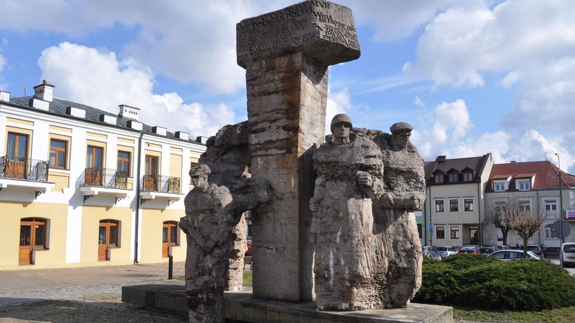 Pomnik w centrum Włodawy musi zniknąć? Mieszkańcy powiedzieli czego chcą