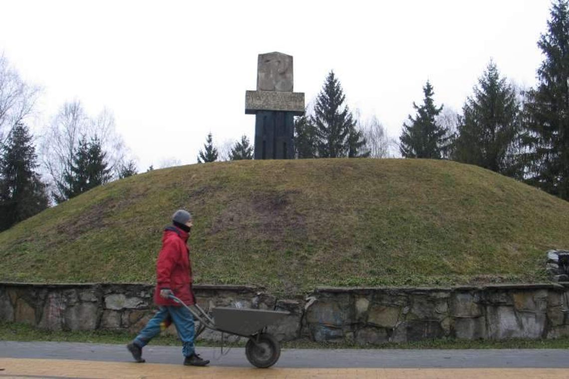 Pomnik w rozsypce. Kombatanci proszą miasto o remont Pomnik w rozsypce. Kombatanci proszą miasto o remont