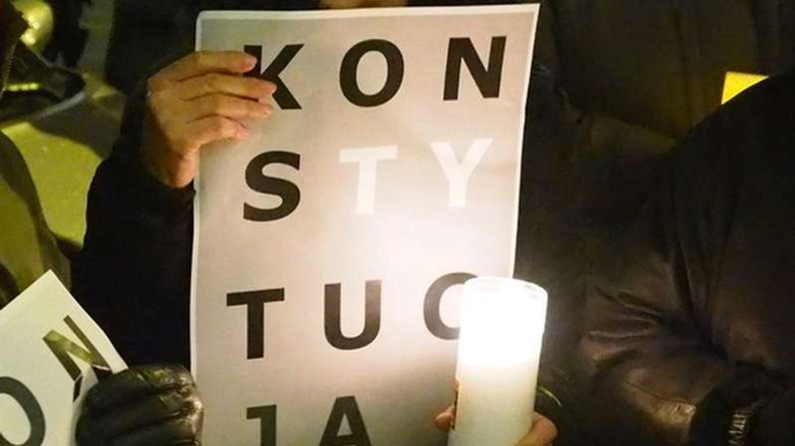 Pomniki w Kraśniku z napisem "konstytucja". Policja szuka sprawców