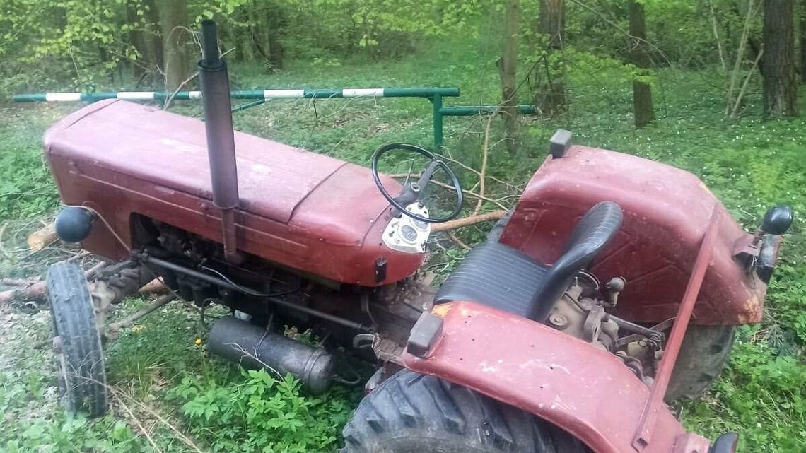 "Pomocy, traktor mnie przejechał". Spod kół ciągnika na komendę "Pomocy, traktor mnie przejechał". Spod kół ciągnika na komendę