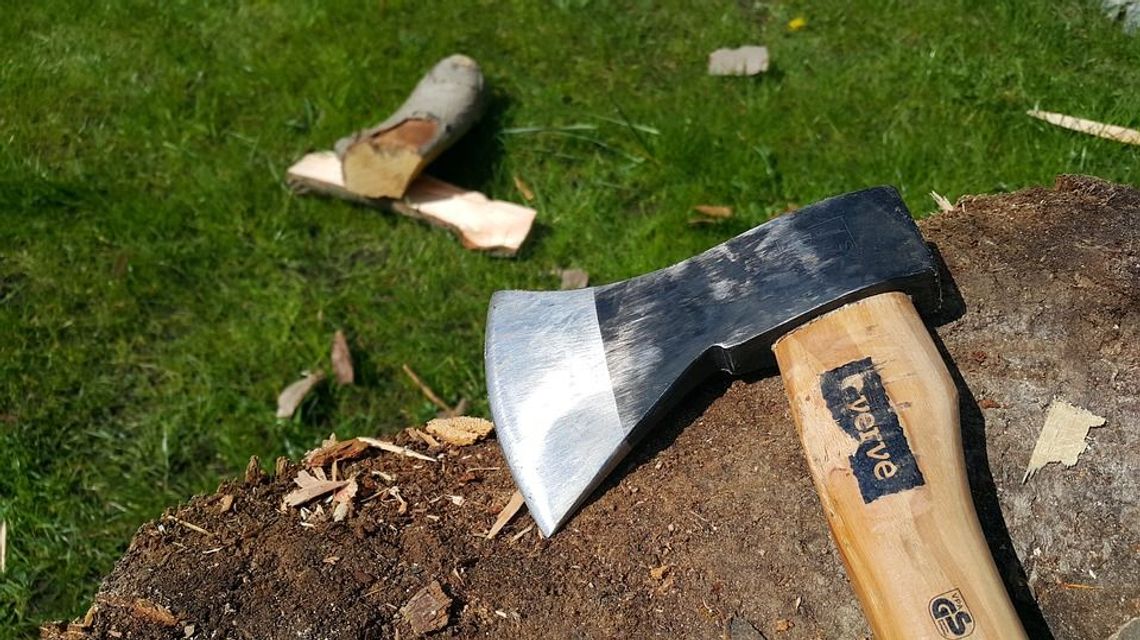 Pomogli pijanemu mężczyźnie. Kiedy zawieźli go do domu, pobiegł po siekierę