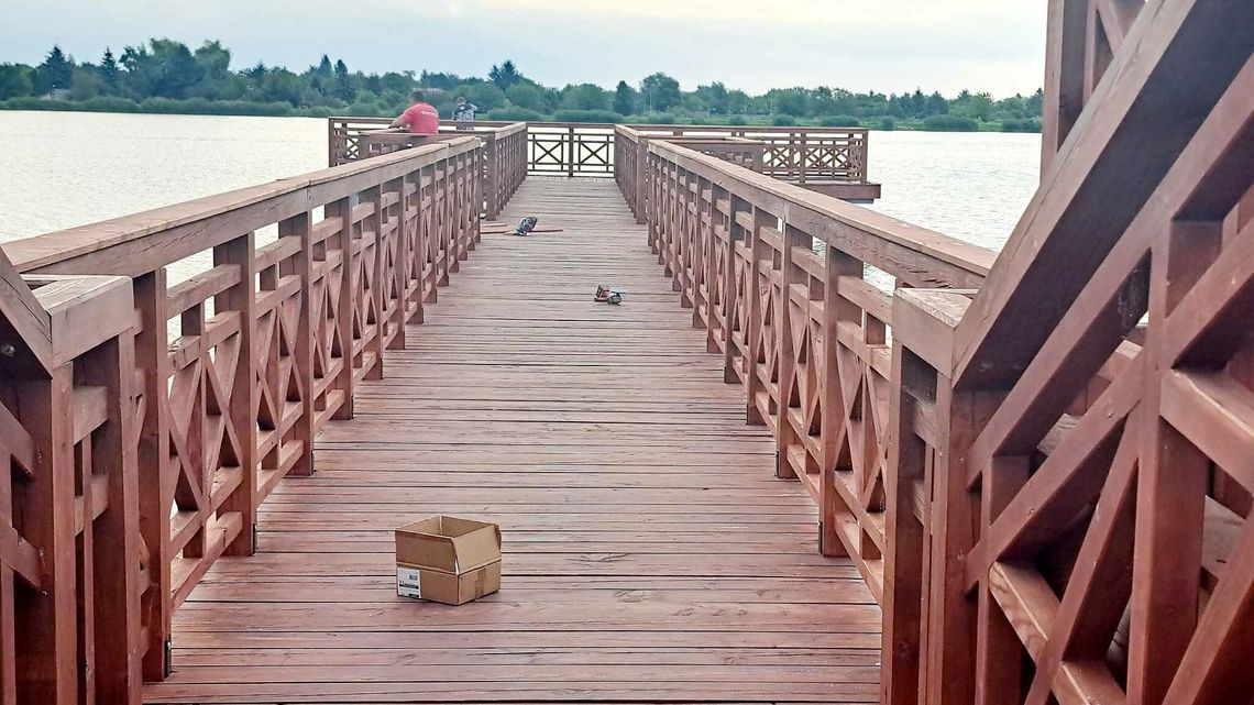 Pomost nad zalewem. Ledwie stanął, a już się rozłazi Pomost nad zalewem. Ledwie stanął, a już się rozłazi