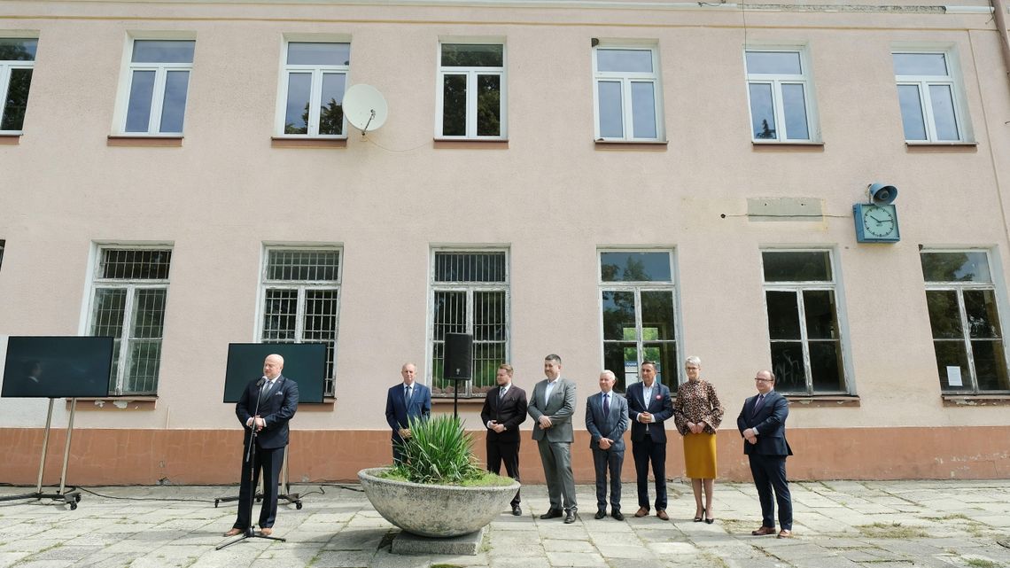 Pompa polityków PiS na dworcach widmo. Miały już być gotowe, a budowa dopiero się zaczyna