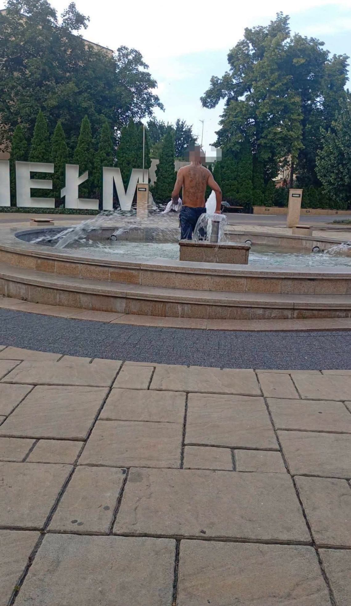 Pomylił miejską fontannę z jacuzzi i pralką. „Majami Bicz” w centrum miasta Fontanna Plac Gdański Chełm